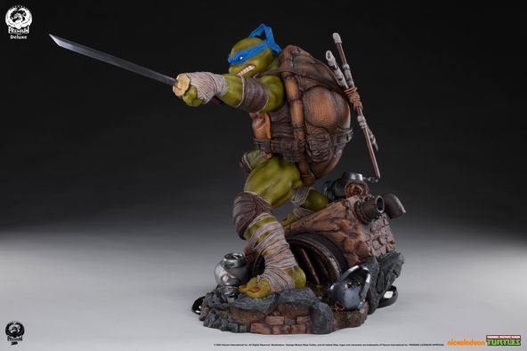 PREORDER - Premium Collectibles Studio - Teenage Mutant Ninja Turtles - Leonardo 1:3 - Deluxe